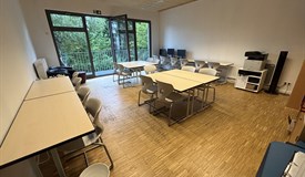 Hell und frisch, mit genügend Platz für etwa 20 Arche-Kinder – so präsentiert sich der neue Hausaufgabenraum.