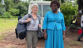 Vera Klischan beim Besuch der Mädchenschule in Malawi mit einer Vertreterin der Schule