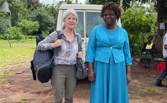 Vera Klischan beim Besuch der Mädchenschule in Malawi mit einer Vertreterin der Schule
